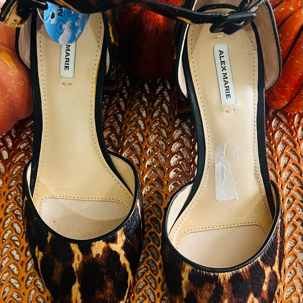 Woman animal print hills new Alex Marie 7.5M